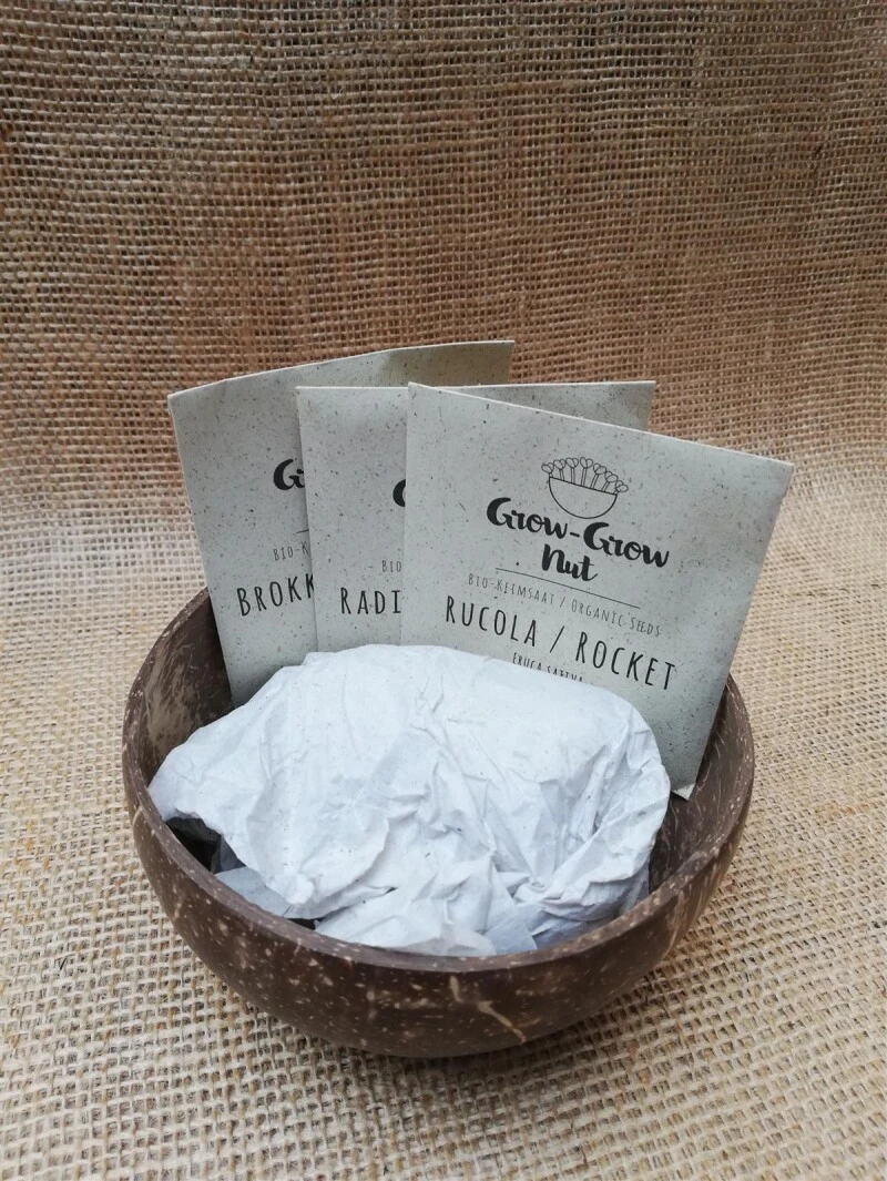 Grow-Grow Nut, Starterpaket, 1x Kokosnuss-Schale + 3x Bio-Saatgut (Brokkoli, Radieschen & Rucola) + 3x Kokoserde-Ziegel 5 Grow-Grow Nut, Starterpaket, 1x Kokosnuss-Schale + 3x Bio-Saatgut (Brokkoli, Radieschen & Rucola) + 3x Kokoserde-Ziegel – Bild 3